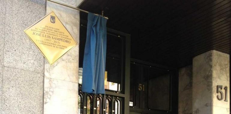 Una placa recuerda a Jose Luis Sampedro en la casa donde vivió