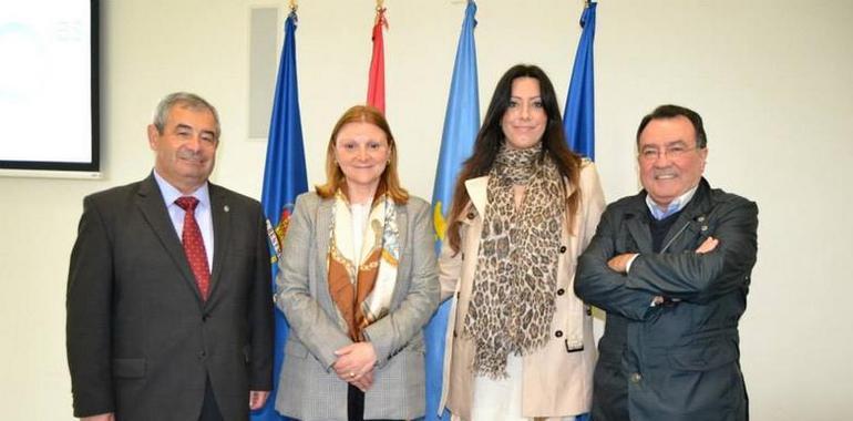 Laura Antón recoge el premio para Hostelería de Asturias en Asturpaladea
