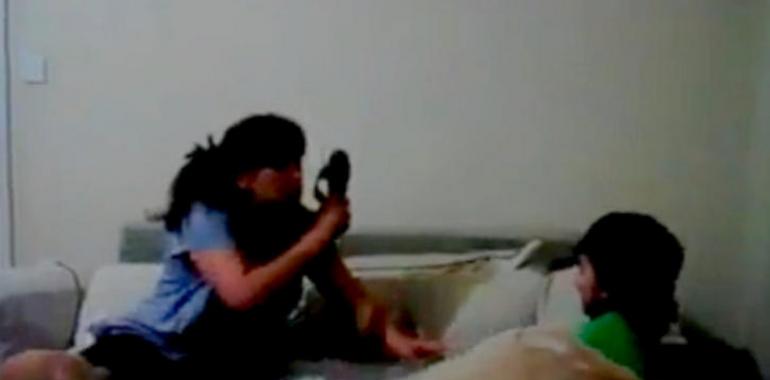 Perros de la casa protegen al niño cuando su madre finge pegarle