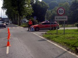 Cuatro heridos de diversa consideración tras un choque frontal de dos vehículos en Lesaka (N-121-A) 