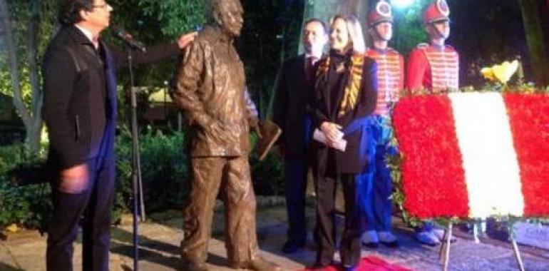 El Perú rinde homenaje a García Márquez en la Plaza Bolívar de Bogotá