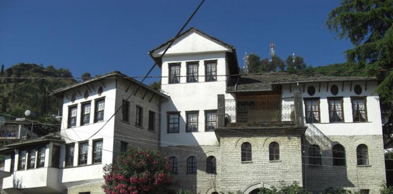 Artistes convierten la casa del ex dictador albanés nuna sala d’exposiciones