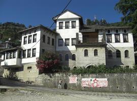 Artistes convierten la casa del ex dictador albanés nuna sala d’exposiciones