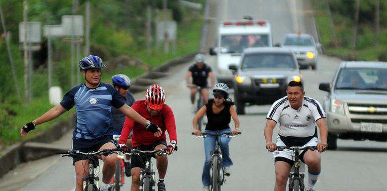 El presidente Correa practica la bici en El Pangui