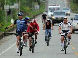 El presidente Correa practica la bici en El Pangui