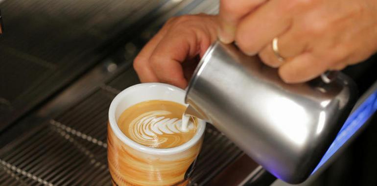 La crema de café se vuelve arte de la mano de Cafento durante el Ciudad de Gijón Trofeo Stracto