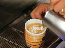 La crema de café se vuelve arte de la mano de Cafento durante el Ciudad de Gijón Trofeo Stracto