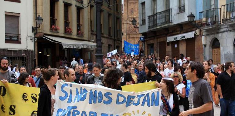 Concentración en Oviedo del 15M en repulsa de la violencia empleada por el Estado en Madrid