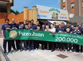 El Oviedo Baloncesto recibe la pizza 200.000 de uno de sus patrocinadores