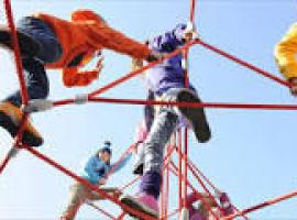 Seis meses por llevarse parte del suelo de un parque infantil en plena tarde