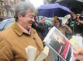 Activistas de La Madreña entregan libros a los diputados de la Junta General