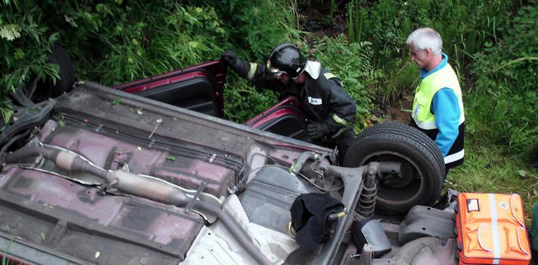 Herido al volcar su vehículo cerca de Luanco