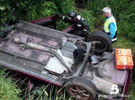 Herido al volcar su vehículo cerca de Luanco