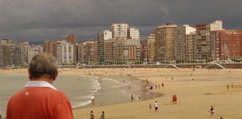 Gijón propone a Costas llevar arena de la zona húmeda de la playa al Tostadero