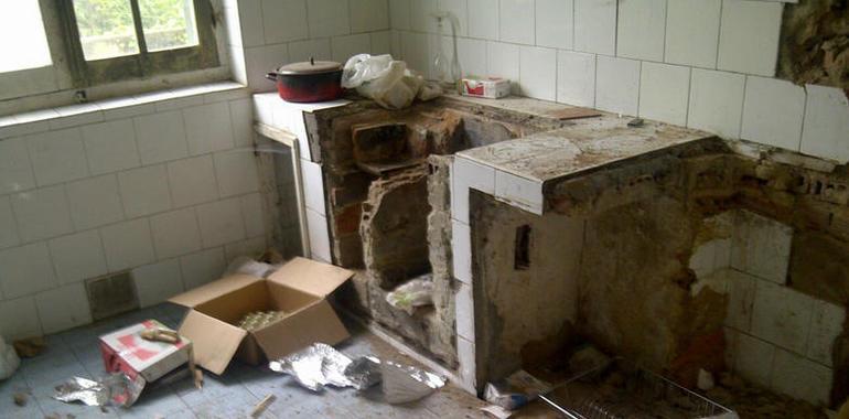 IU de Oviedo alerta sobre el riesgo de derrumbe de una casa en La Manjoya
