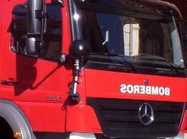 Desalojado un edificio en los bloques sindicales de Lugones tras desplomarse el tejado