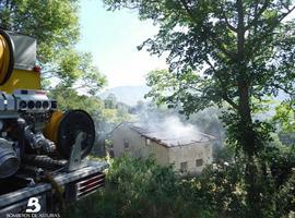 El fuego calcina una cuadra con cabaña en Lena