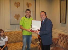 Roberto Briones, medalla de oro en 4oo atletismo, felicitado por el presidente riojano