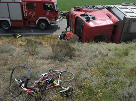 Mueren dos ciclistas de 47 y 57 años al volcar un camión en Murillo el Cuende 