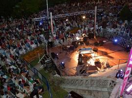 La música de Luis Eduardo Aute y Pedro Guerra une a diversas generaciones en un concierto 