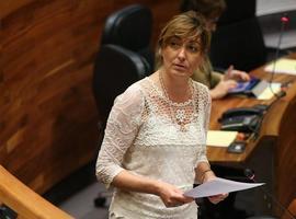 La consejera recuerda la prohibición por Rajoy de dotar de personal la atención a los mayores