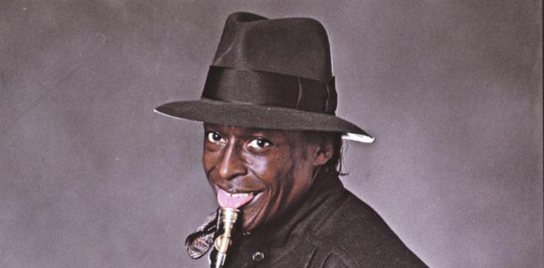 Los fanáticos del jazz nagüen por pasar a la eternidá al delláu de los sos ídolos