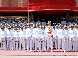 El Rey entrega los despachos a los nuevos sargentos de la Armada
