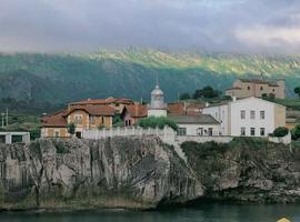 Fallece un hombre tras una caída de 7 metros cuando caminaba por el paseo de San Antón, en Llanes