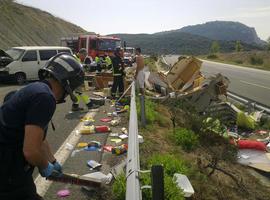 Una mujer de 27 años, herida al volcar la furgoneta en la que viajaba en la AP-15 en Irurtzun