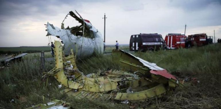 Rebeldes entregan cajas negras de avión derribado y hay cese del fuego 