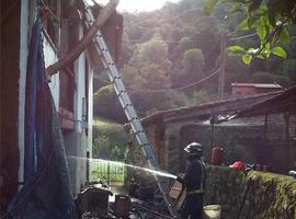 Hallan el cadáver de un hombre tras extinguir el fuego de dos viviendas en Piloña