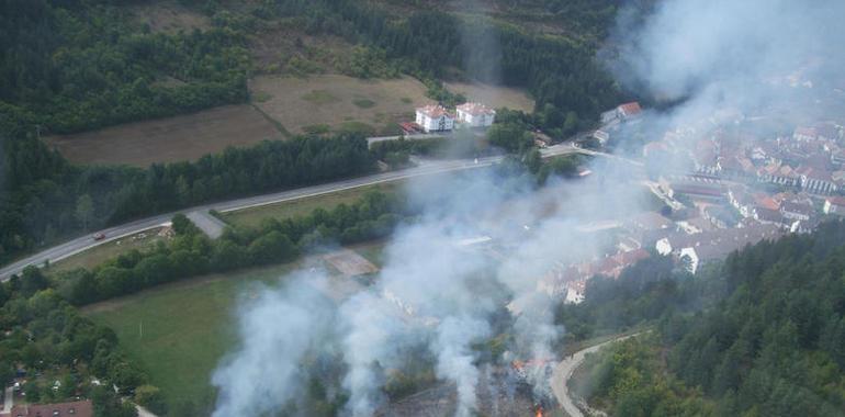 La rápida intervención de los bomberos impide que un incendio afecte al camping y a un pinar en Ochagavía 