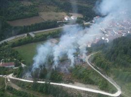 La rápida intervención de los bomberos impide que un incendio afecte al camping y a un pinar en Ochagavía 