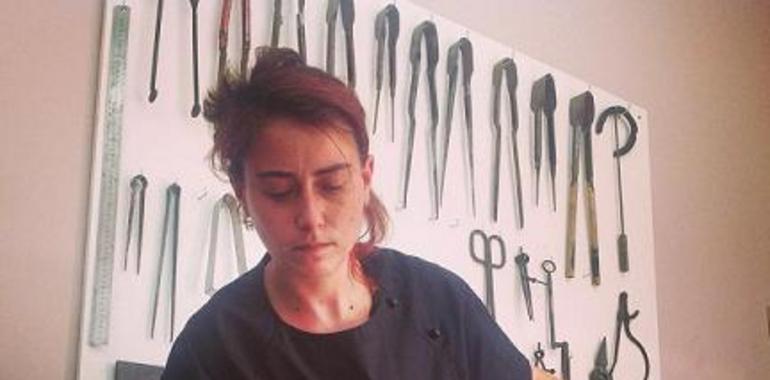 Alba Martín, única mujer en España dedicada al soplado de vidrio con taller propio