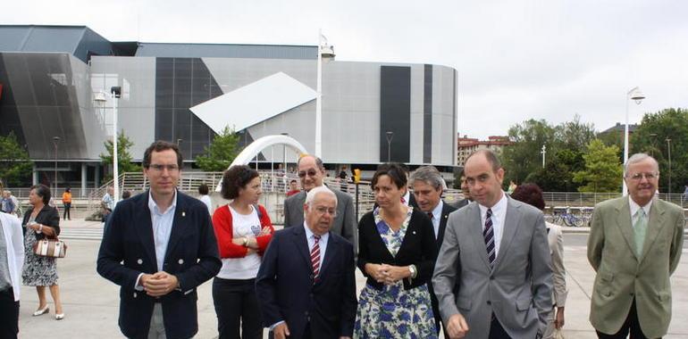 La alcaldesa, Carmen Moriyón visita los pequeños estand de la Feria de Muestras