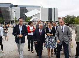 La alcaldesa, Carmen Moriyón visita los pequeños estand de la Feria de Muestras