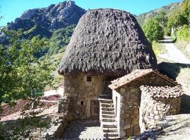 Dos cabanas de teito en as Veigas para el #Ecomuseo de #Somiedo