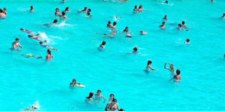 Mearse en la piscina no sólo es guarro, es malo para la salud