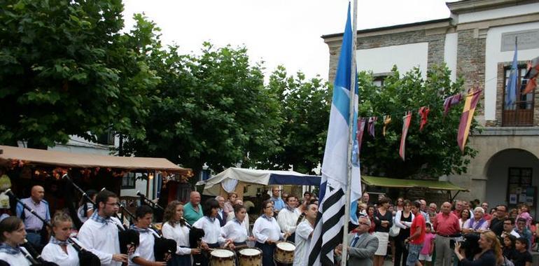  La bandera multicultural ya ondea en la capital tapiega