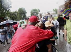 Toque de queda para acallar las protestas por el asesinato policial de un joven negro en EEUU