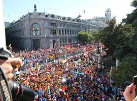 Miles de jóvenes han abarrotado la plaza de Cibeles en la misa inaugural de la JMJ