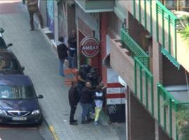 Suicídase lhome atrincheráu mientres 20 hores con un arma de fueu nun bar de Zaragoza