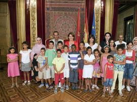 La Presidenta Barcina recibe a 21 niños y niñas saharauis que participan en el programa ‘Vacaciones en paz’