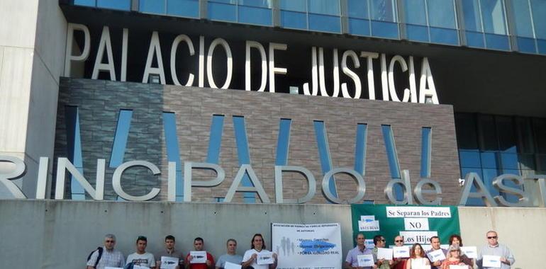 Padres separados de Asturias reivindican ante los Juzgados la #custodia #compartida