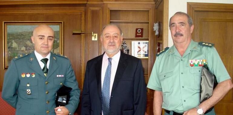 De Lorenzo recibe al nuevo Jefe de la Comandancia de la Guardia Civil de Oviedo
