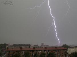 Una tormenta con gran aparato eléctrico sobre Gijón