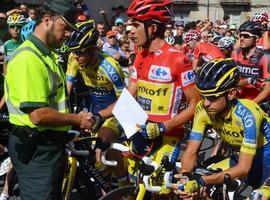 Contador dona los premios de la 16ª etapa de @lavuelta a la viuda del guardia civil fallecido
