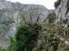 Bomberos rescatan a dos senderistas desorientados en una ruta en Onís