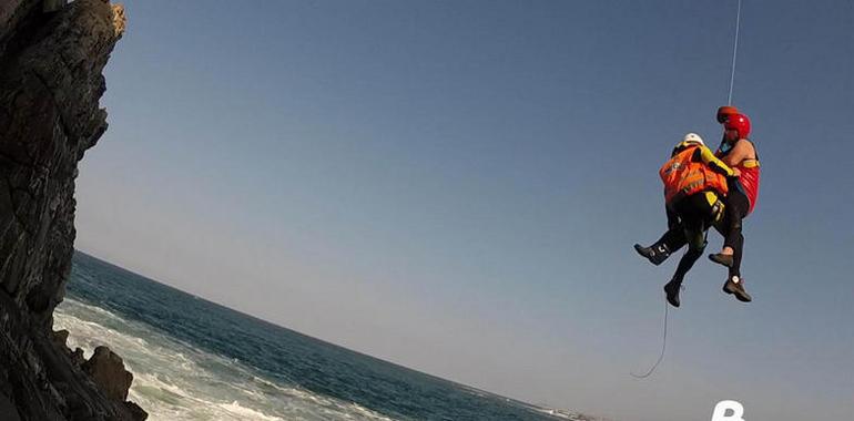 Rescatado un percebero malherido en un islote en Cabo Cebes, Tapia
