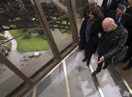 Torre Eiffel: La dama de hierro tiene el suelo de cristal
